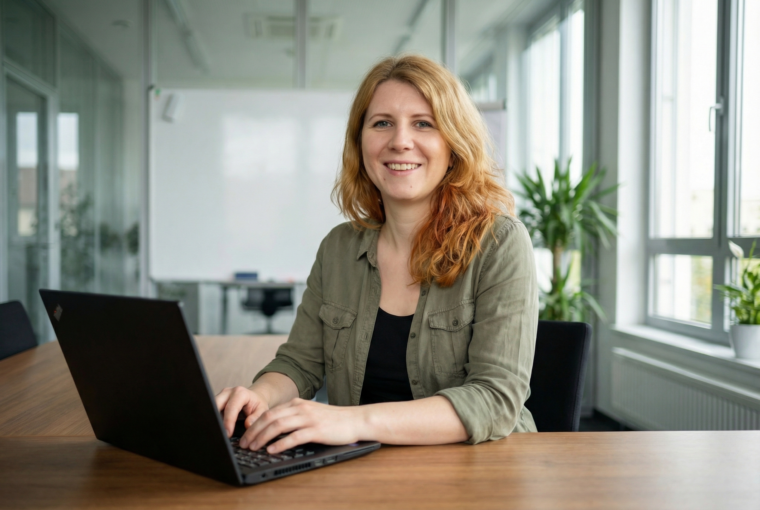 Fenja Engelhardt sitzt am Laptop im Büro